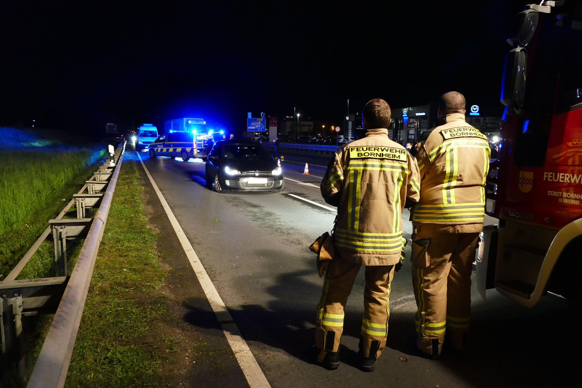 Die Bonner Kriminalpolizei erfasst Spuren nach dem Mordversuch auf einen Autofahrer in Bornheim.