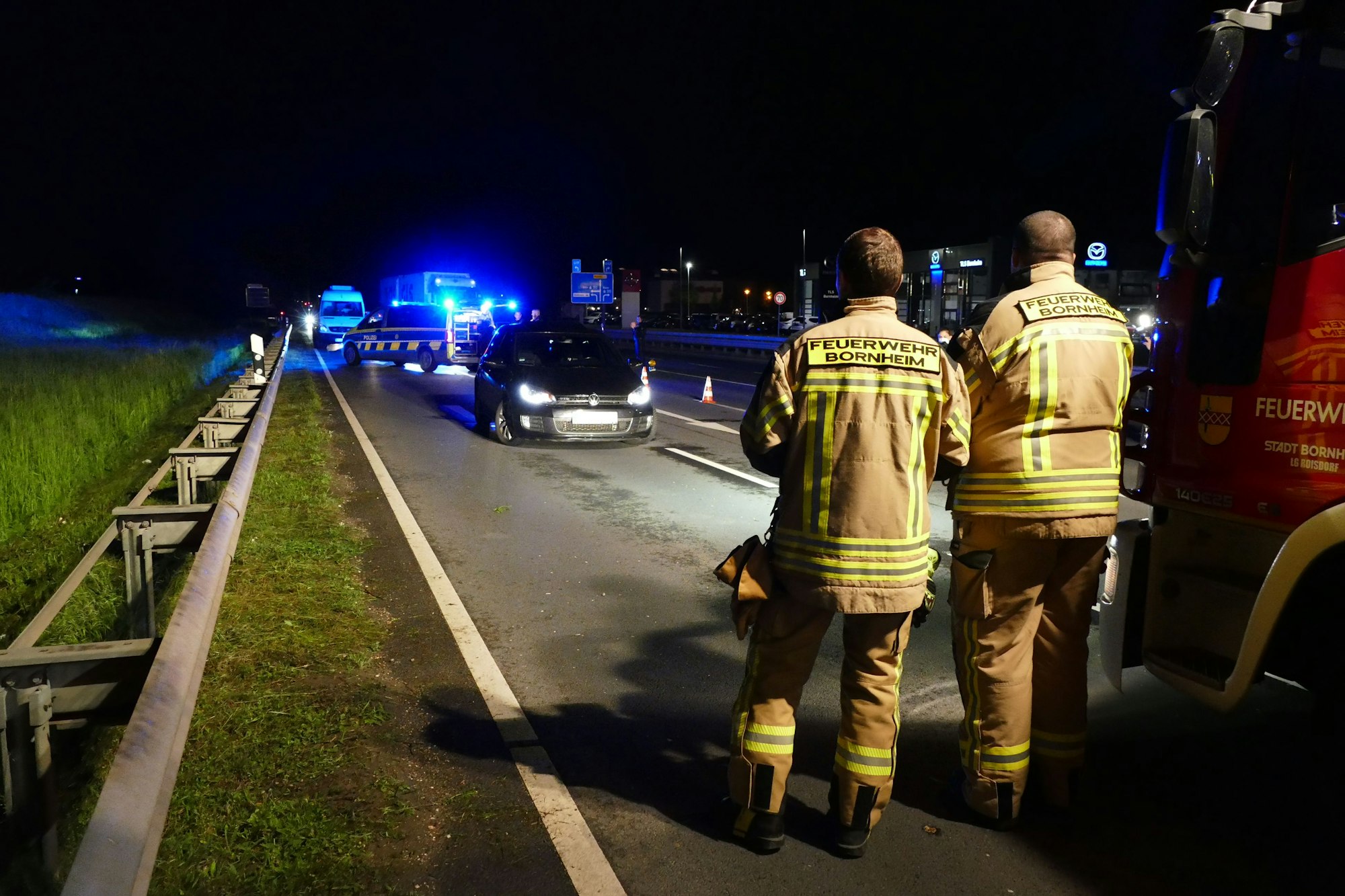 Die Bonner Kriminalpolizei erfasst Spuren nach dem Mordversuch auf einen Autofahrer in Bornheim.
