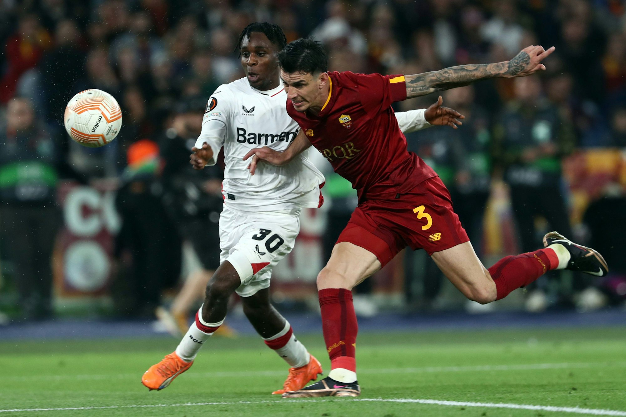Rome, Italy 11.05.2023: Jeremie Frimpong of Leverkusen, Roger Ibanez of Roma in action during the UEFA EUROPA LEAGUE 2022/2023, semifinal football match AS Roma vs Bayer 04 Leverkusen at Olympic stadium in Rome, Italy. PUBLICATIONxNOTxINxITA Copyright: xmarcoxiacobuccix/xipa-agency.netx/xmarcoxiacobuccix 0 IPA_IPA37878407