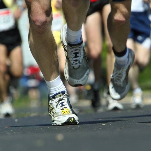 Beine von Marathon-Läufern in Aktion. (Symbolbild)