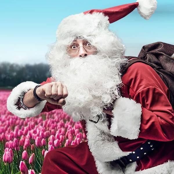 Die acht neuen Briefmarken fallen aus dem Sack des Weihnachtsmanns.