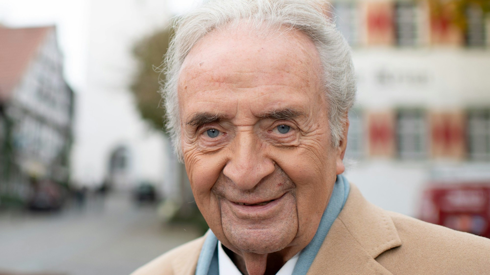 Günter Wewel, Opernsänger und TV Moderator, aufgenommen am Marktplatz seiner Heimatstadt mit dem Glockenturm. (Archivbild)