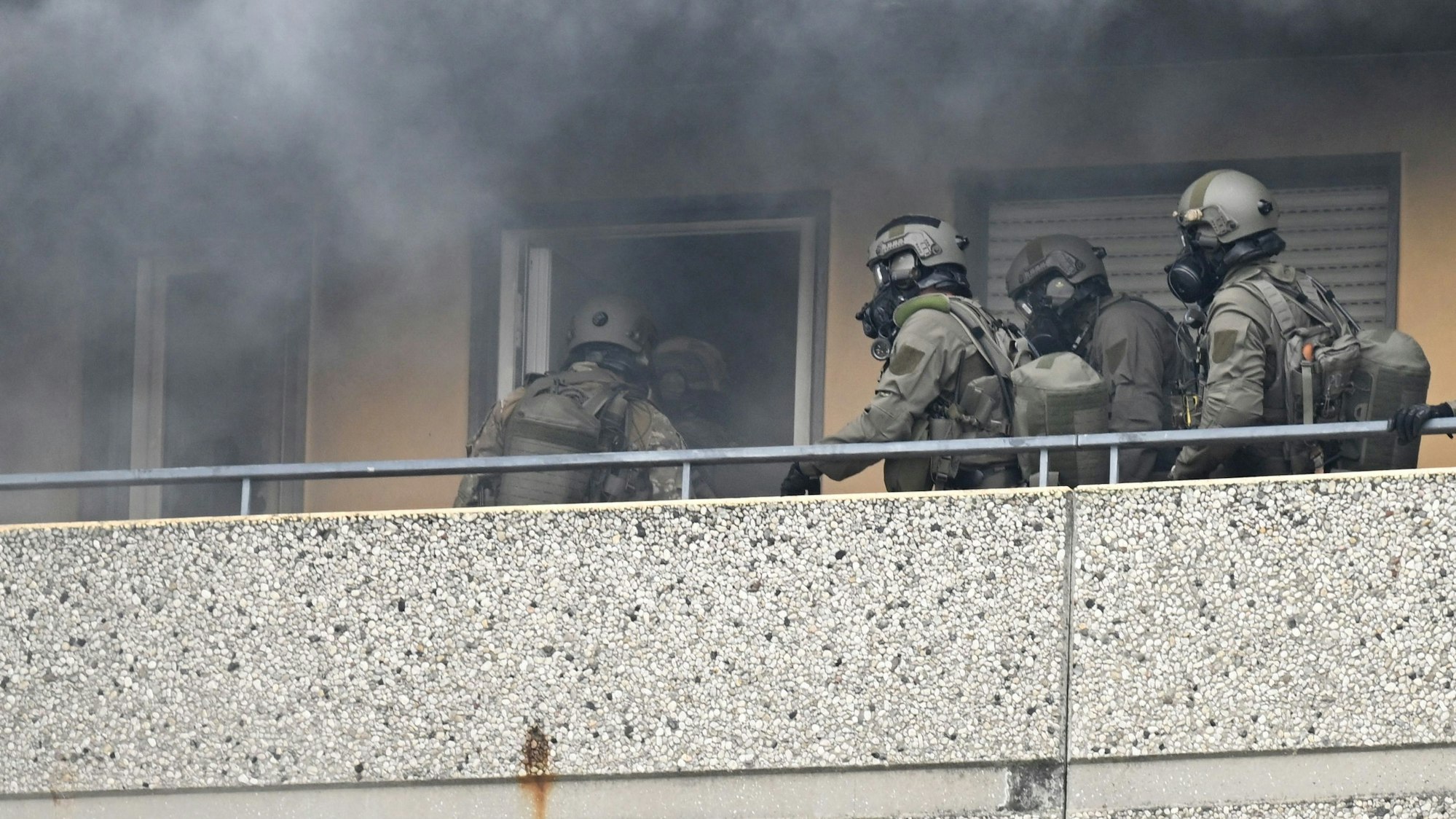 Spezialkräfte stürmen die Wohnung in einem Ratinger Hochhaus, nachdem dort mehrere Polizeibeamte und Feuerwehrleute durch eine Explosion zum Teil lebensgefährlich verletzt wurden.