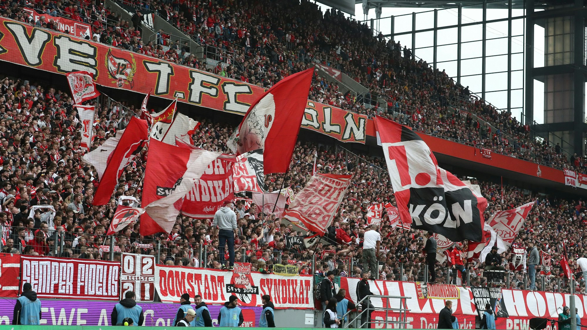 1.FC Köln vs. SC Freiburg, 30. Spieltag, 29.04.2023, 15.30 Uhr, Fans Südtribüne (1. FC Köln), Bild: Herbert Bucco