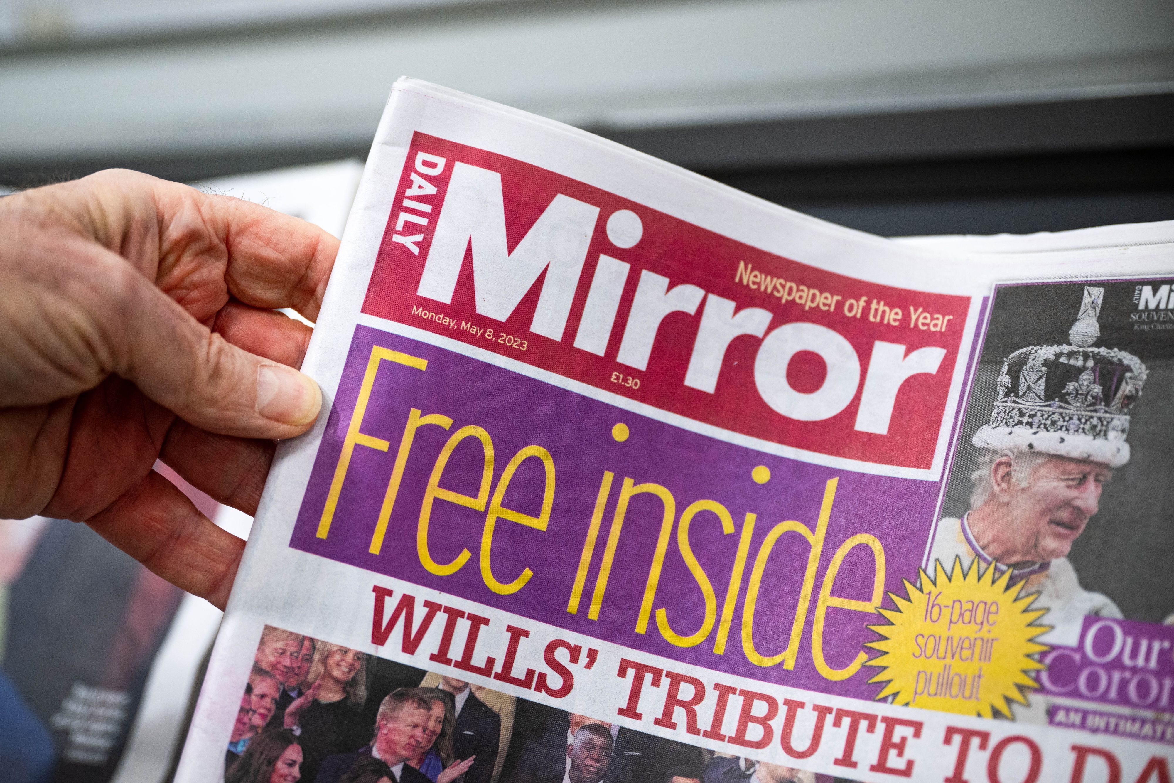 Die britische Zeitung «Daily Mirror» wird an einem Kiosk verkauft.