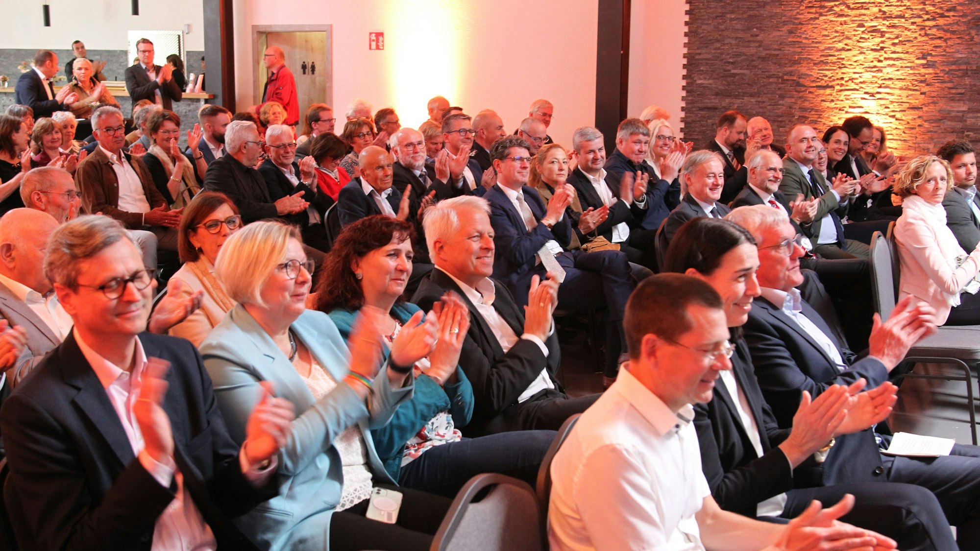 Menschen applaudieren bei einer Rede.