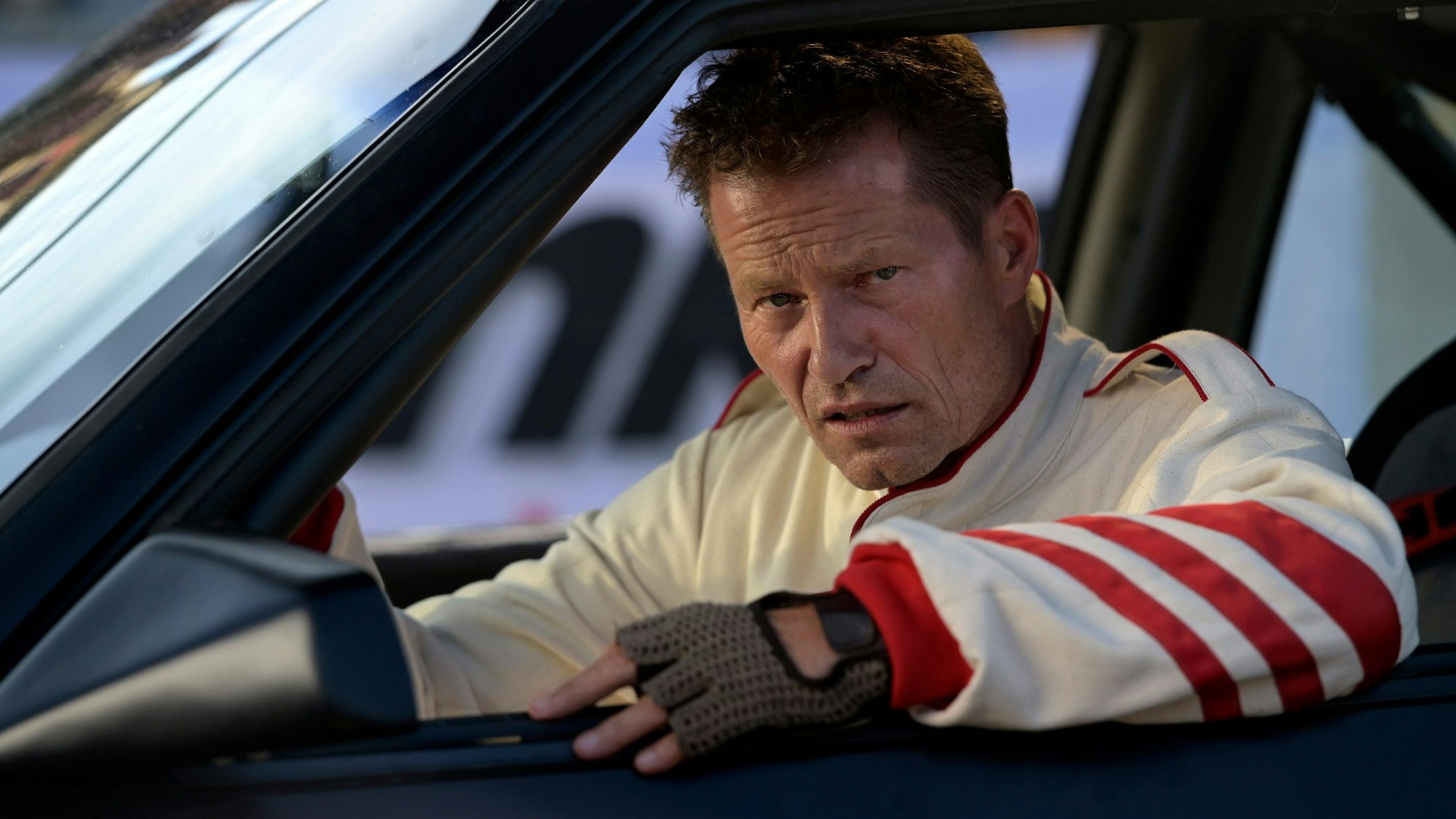 Til Schweiger als Bertie in einer Szene des Films „Manta Manta - Zwoter Teil“. Der deutsche Schauspieler erhält Zuspruch von US-Kollege Mickey Rourke. (Archivbild)