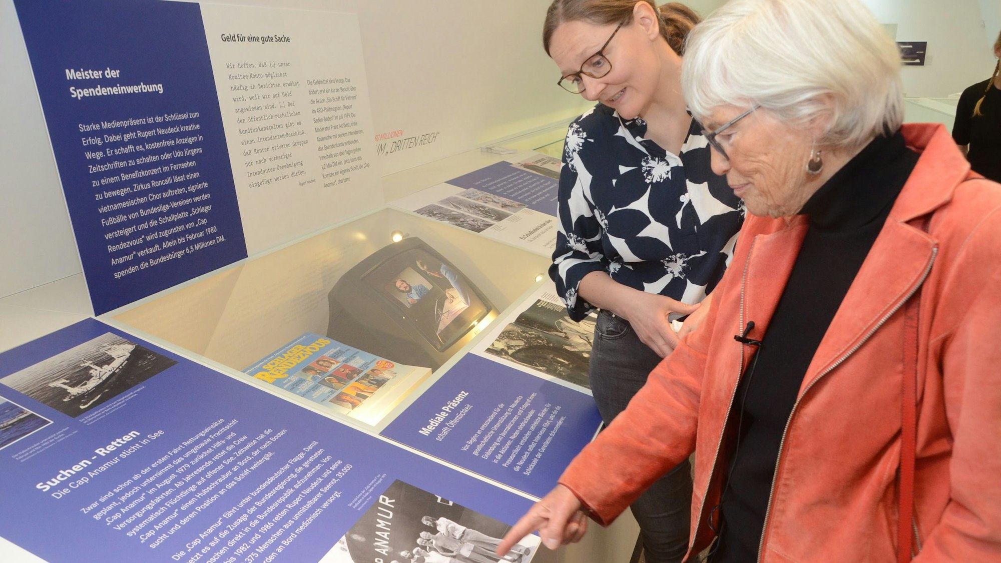 Kuratorin Bernadette Fischer und Christel Neudeck (vorne).