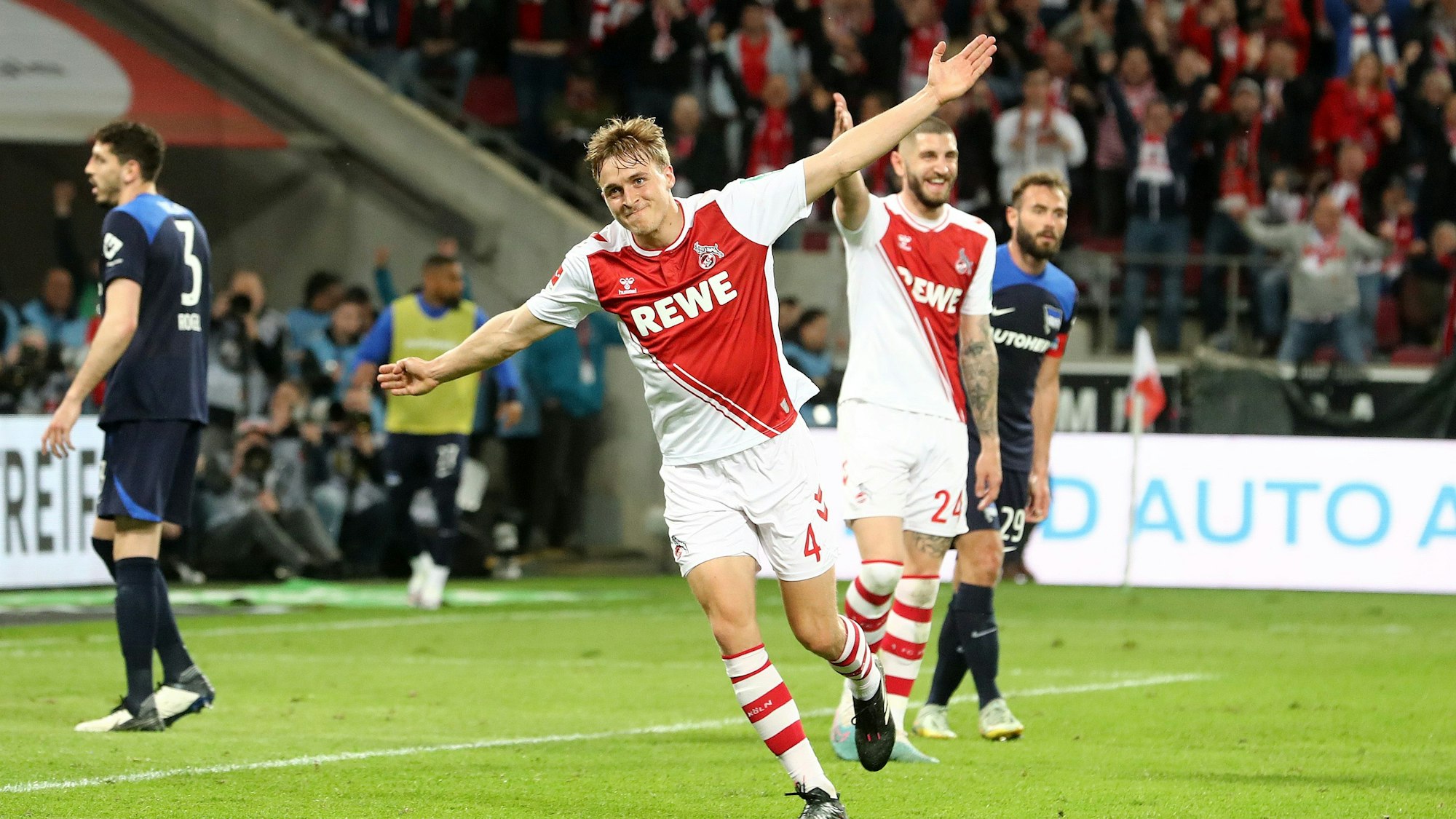 1.FC Köln vs. Hertha BSC Berlin, 32. Spieltag, 12.05.2023, 20.30 Uhr, Jubel nach dem Tor zum 4:2 durch Timo Hübers (links, 1. FC Köln), Bild: Herbert Bucco