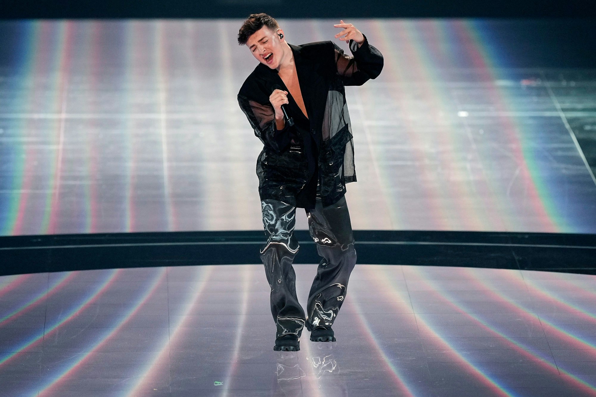 09.05.2023, Großbritannien, Liverpool: Remo Forrer aus der Schweiz singt «Watergun» während des ersten Halbfinales beim 67. Eurovision Song Contest in der M&S Bank Arena. Foto: Martin Meissner/AP +++ dpa-Bildfunk +++