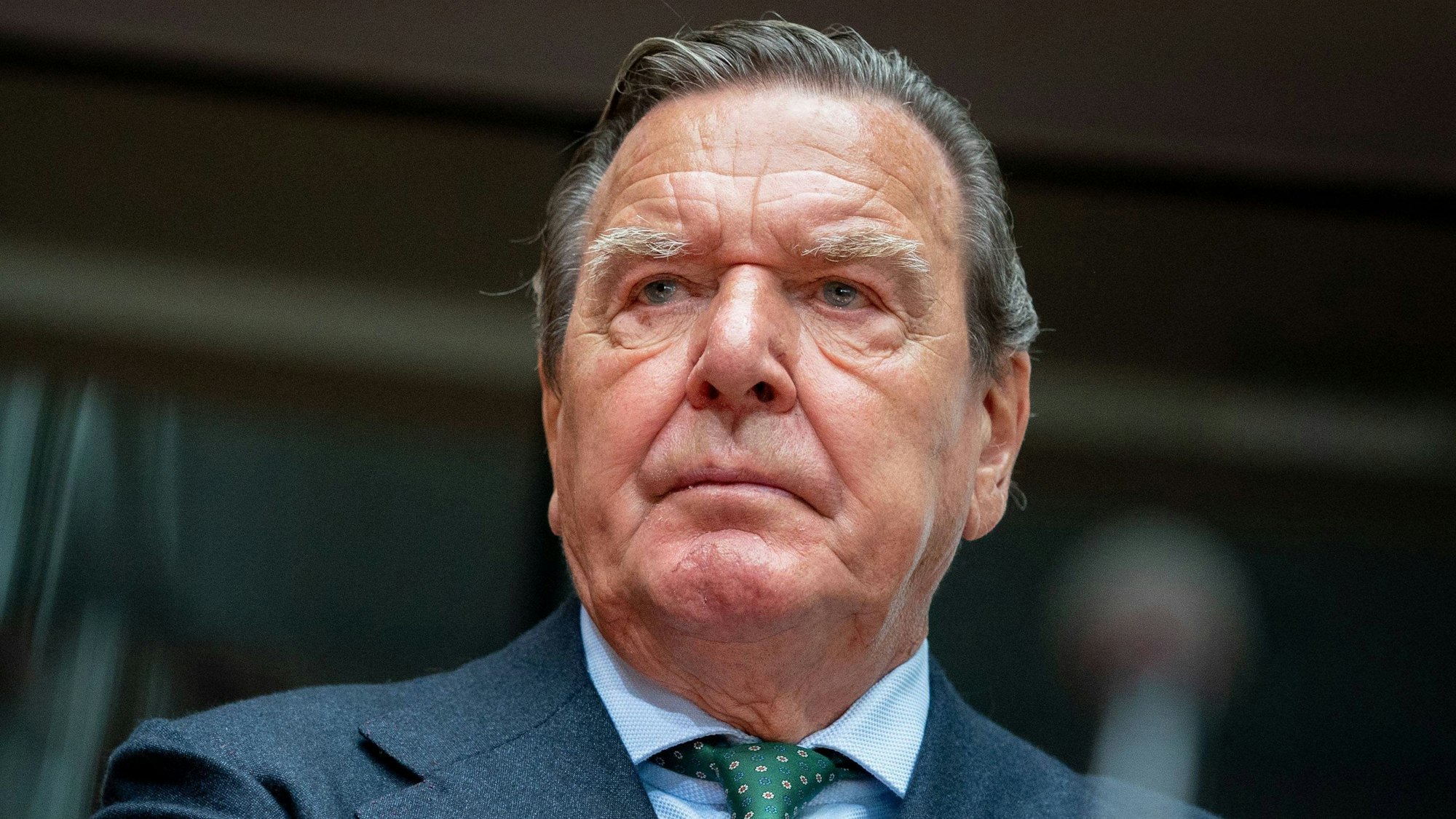 ARCHIV - 01.07.2020, Berlin: Gerhard Schröder, ehemaliger Bundeskanzler, wartet auf den Beginn der Anhörung im Wirtschaftsausschuss des Bundestags zum Pipeline-Projekt Nord Stream 2 im Sitzungssaal. (zu "Gericht prüft Klage von Altkanzler Schröder gegen Bundestag") Foto: Kay Nietfeld/dpa +++ dpa-Bildfunk +++