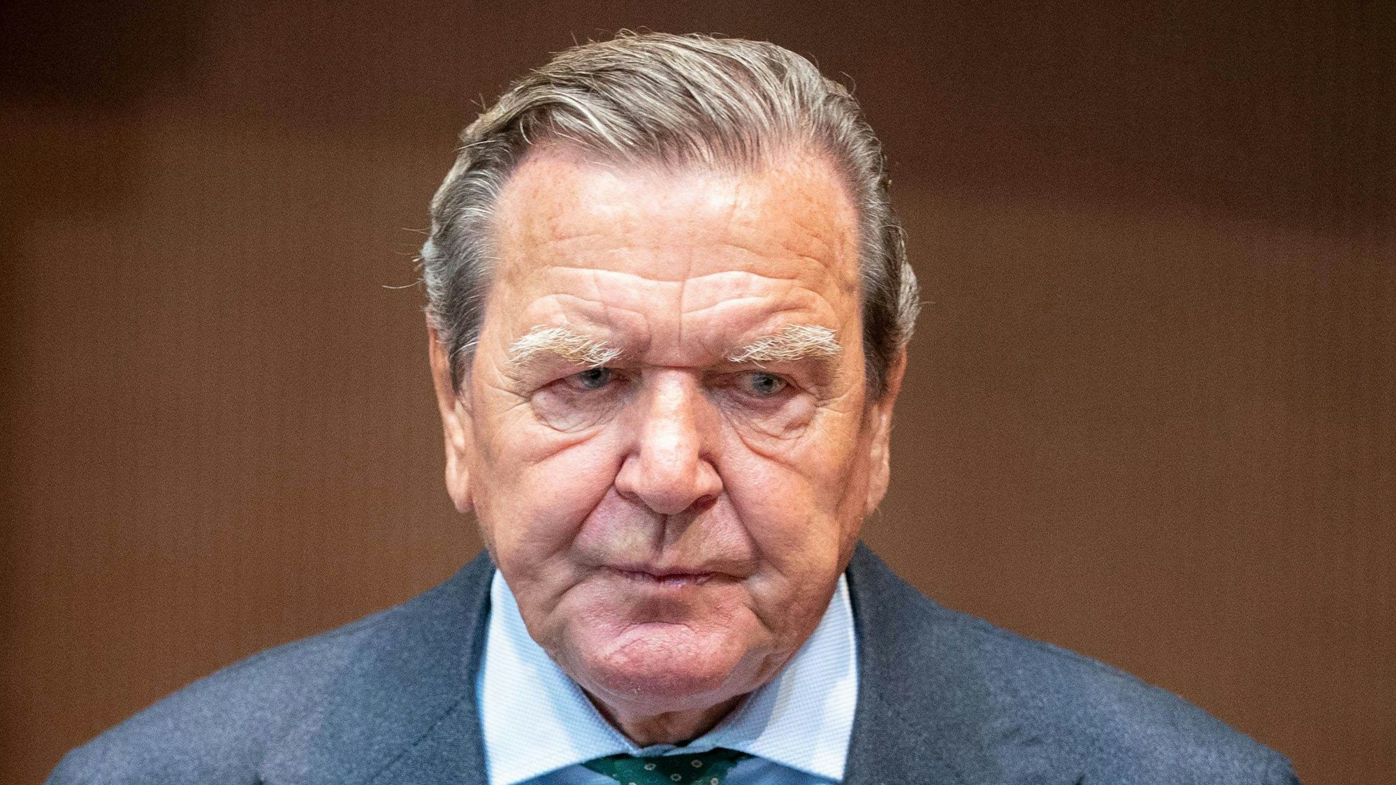 Altkanzler Gerhard Schröder (SPD) blickt traurig auf den Boden bei einem Besuch im Bundestag.