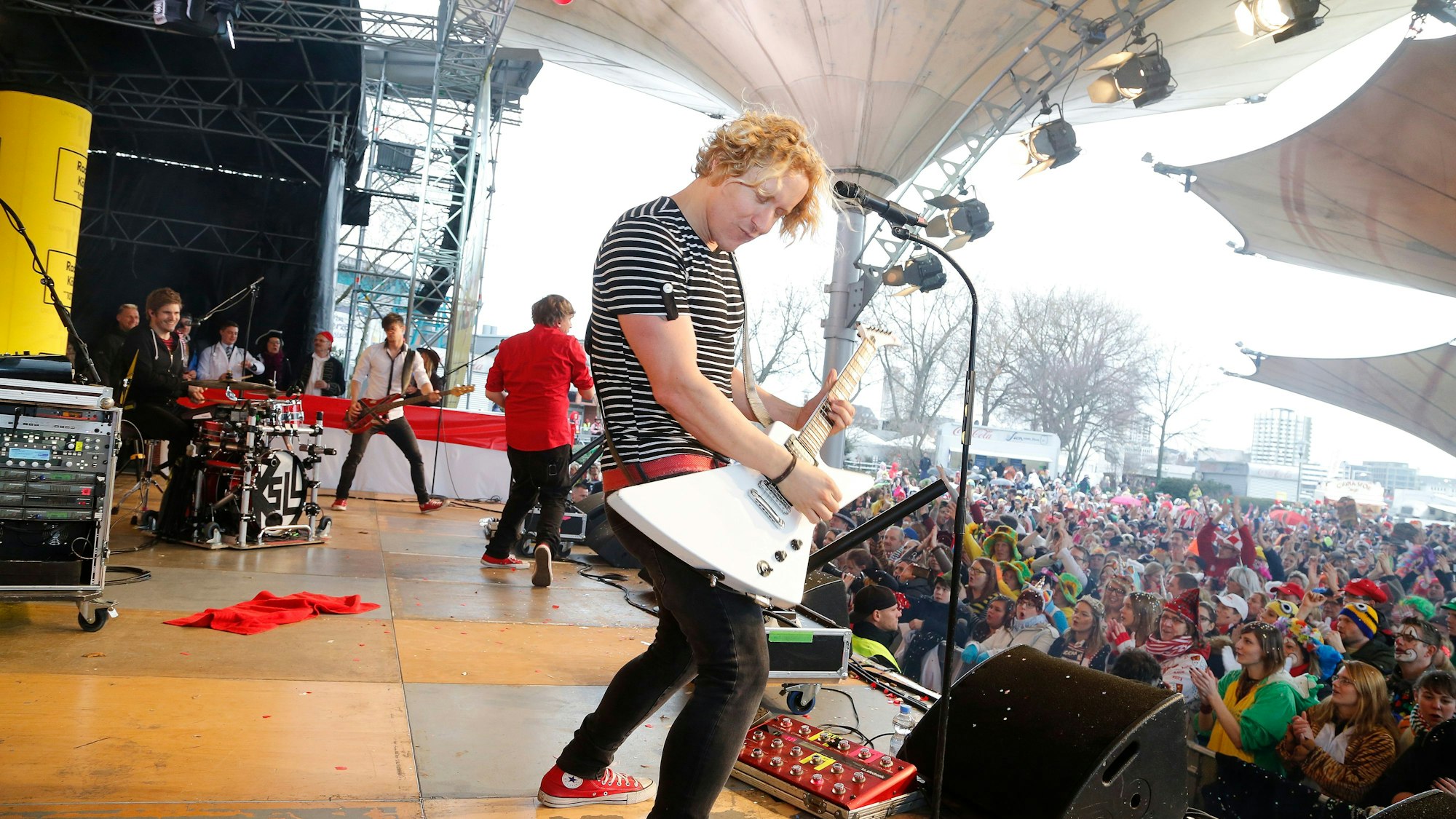 Die Musiker von Kasalla – hier Gitarrist Flo Peil – haben Erfahrung im Tanzbrunnen, nun eröffnen sie die Saison.