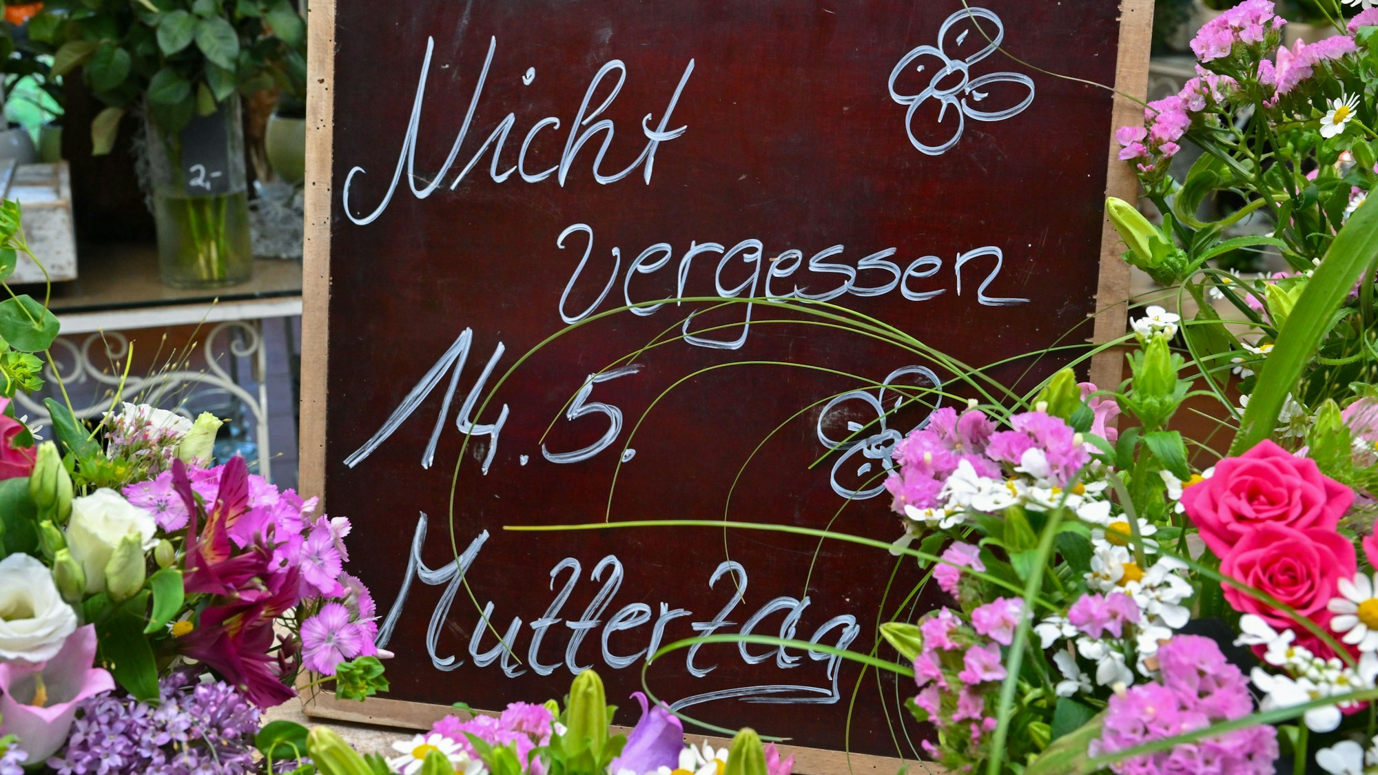 Ein Schild zum Muttertag steht in der Blumenscheune Heinrich in Brandenburg.