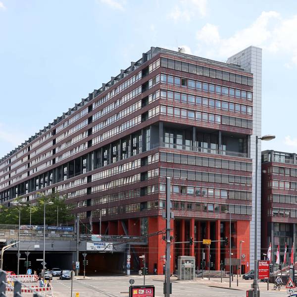 Für das Stadthaus in Deutz – hier der Westteil – sollte die Stadt laut Ratsbeschluss von 1995 ein Vorkaufsrecht sichern.