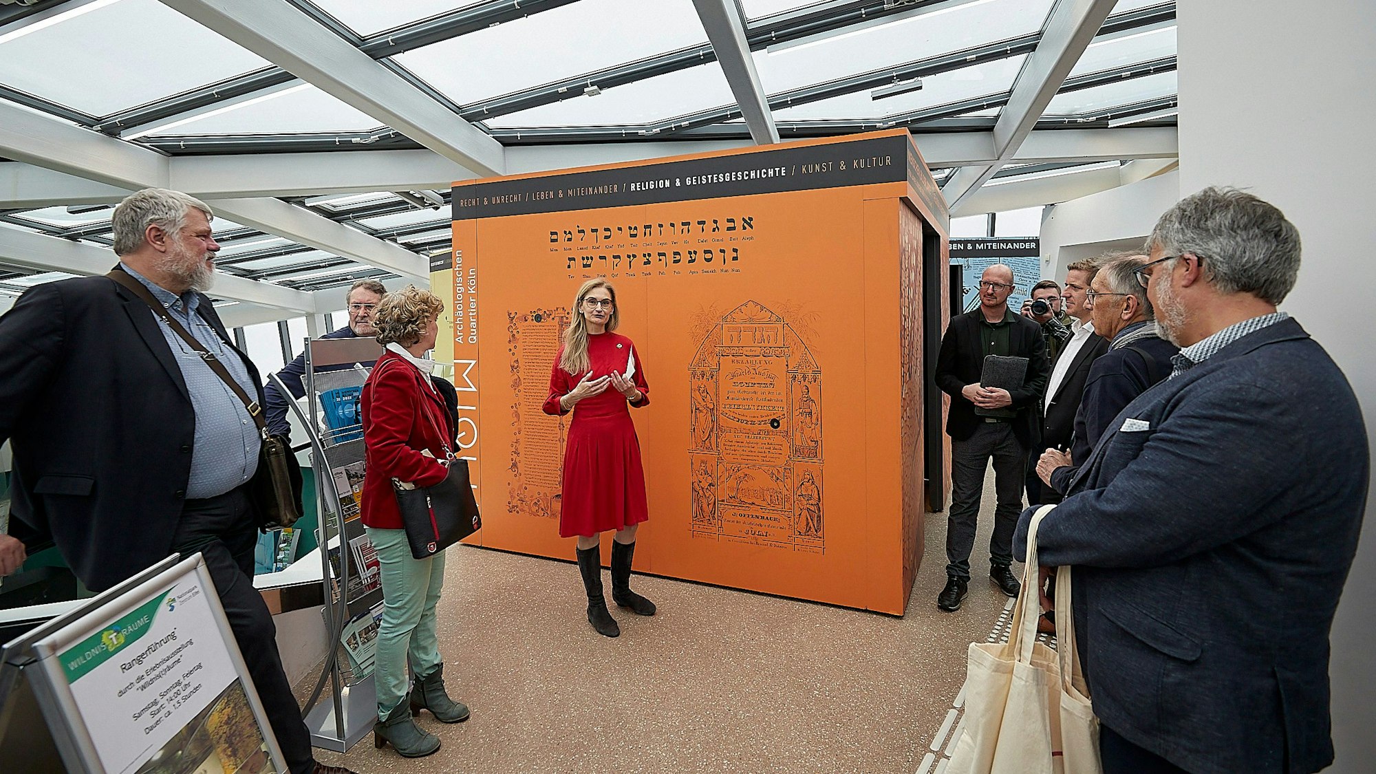 Dr. Christiane Twiehaus und Zuhörer vor einem der Kuben.