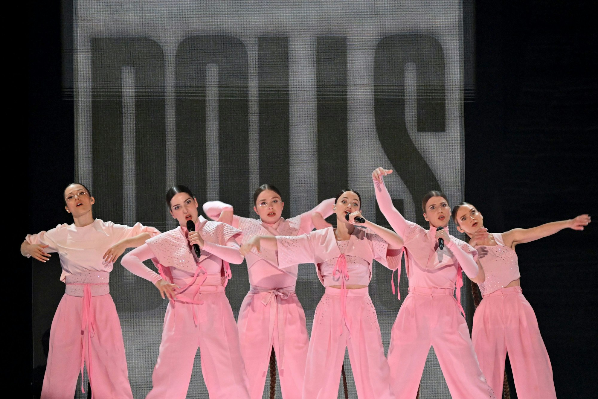 09.05.2023, Großbritannien, Liverpool: Vesna aus der Tschechien treten mit ihrem Song «My Sister's Crown» während des ersten Halbfinales beim 67. Eurovision Song Contest in der M&S Bank Arena auf.
