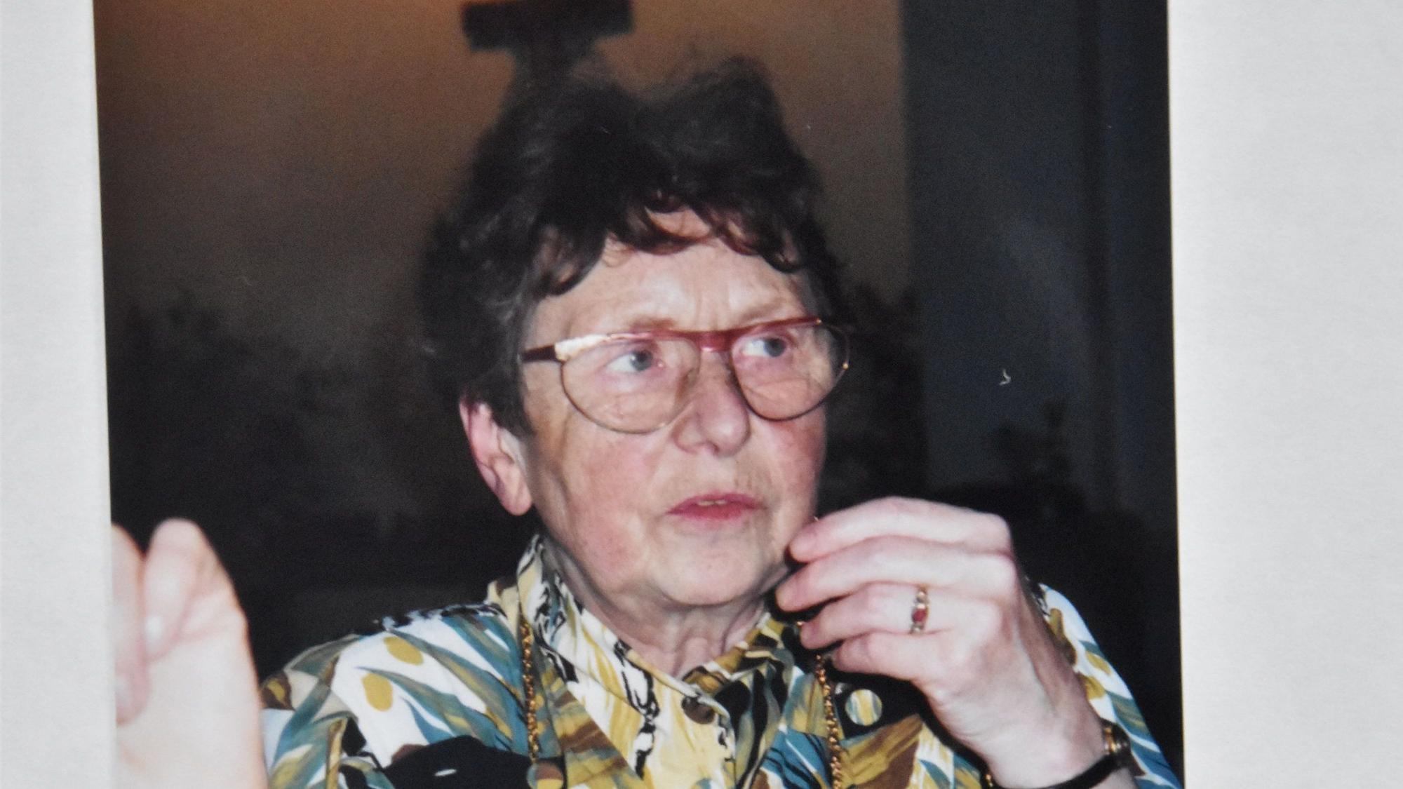 Lore, Mutter von Lena Sabine Berg