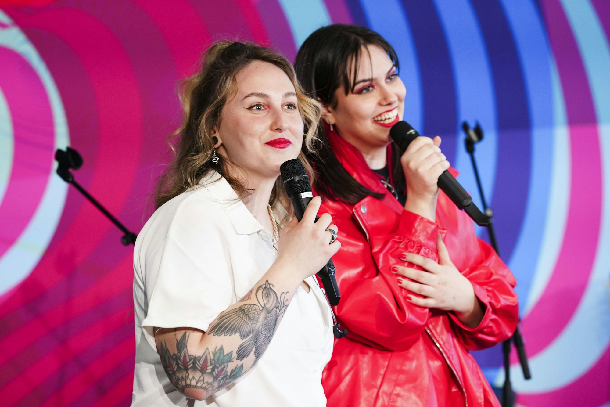 25.04.2023, Österreich, Wien: Selina-Maria Edbauer (l) und Teodora Spiric von dem Musikduo «Teya & Salena» aus Österreich singen während einer Studio Session. Das Duo wird Österreich beim Eurovision Song Contest (ESC) 2023 in Liverpool vertreten. Foto: Eva Manhart/APA/dpa +++ dpa-Bildfunk +++