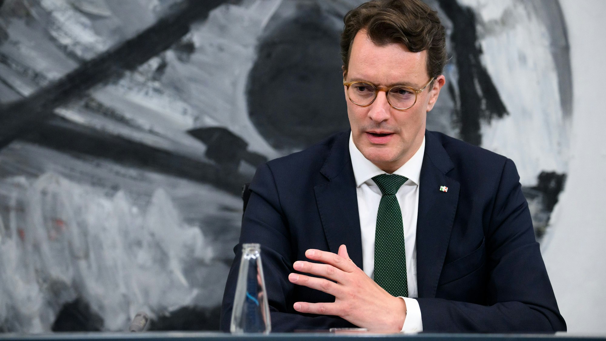 Hendrik Wüst äußert sich bei der Pressekonferenz nach dem Bund-Länder-Gipfel im Bundeskanzleramt. (Archivbild)