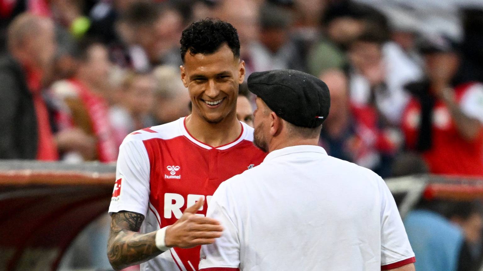 12.05.2023, Nordrhein-Westfalen, Köln: Fußball: Bundesliga, 1. FC Köln - Hertha BSC, 32. Spieltag, RheinEnergieStadion. Kölns Davie Selke (l) lächelt am Spielfeldrand neben Kölns Trainer Steffen Baumgart. Foto: Federico Gambarini/dpa +++ dpa-Bildfunk +++