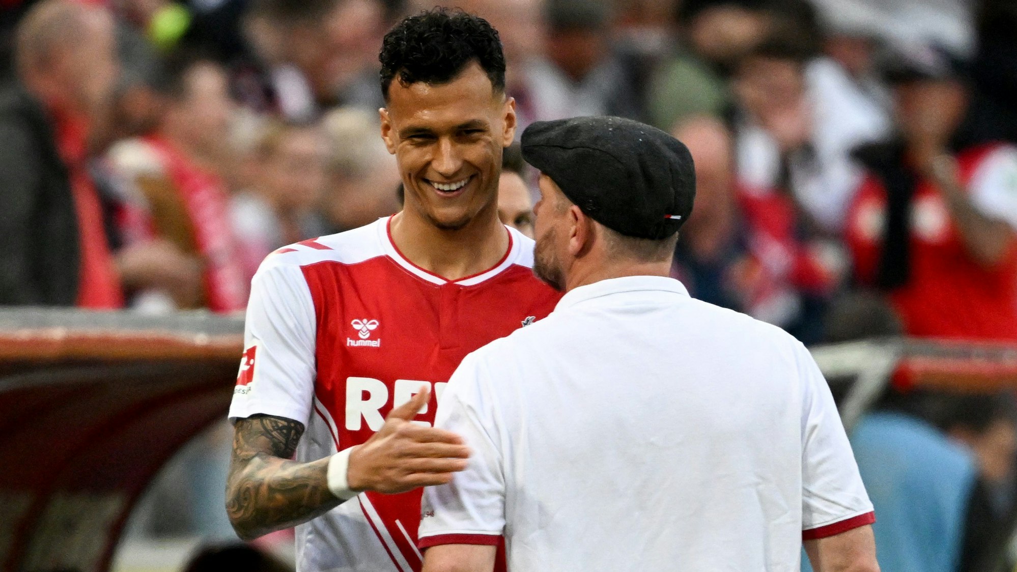 12.05.2023, Nordrhein-Westfalen, Köln: Fußball: Bundesliga, 1. FC Köln - Hertha BSC, 32. Spieltag, RheinEnergieStadion. Kölns Davie Selke (l) lächelt am Spielfeldrand neben Kölns Trainer Steffen Baumgart. Foto: Federico Gambarini/dpa +++ dpa-Bildfunk +++