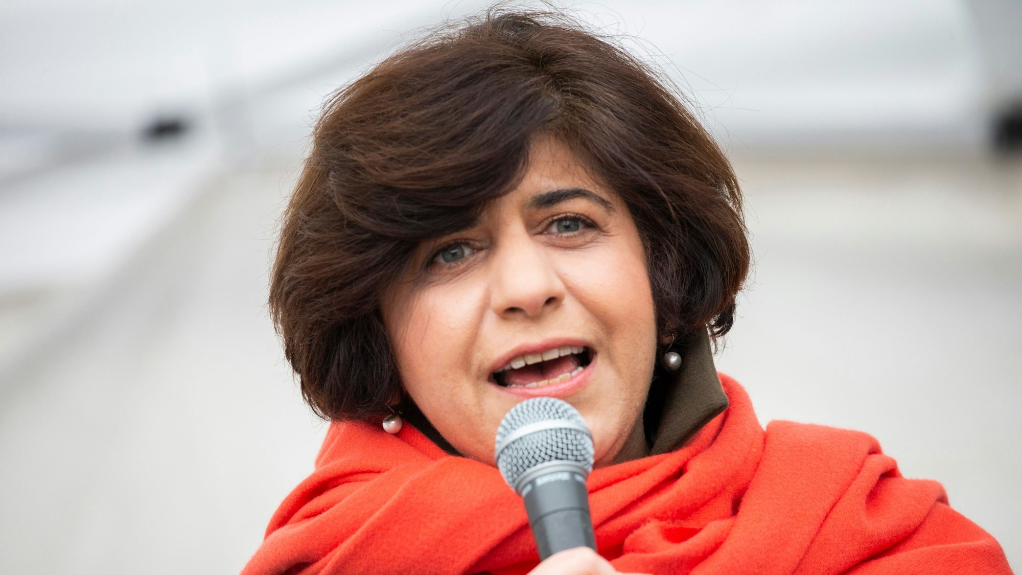 Die Vizepräsidentin des NRW-Landtags, Berivan Aymaz (52, Grüne), bei einem Auftritt in Köln im Jahr 2023.