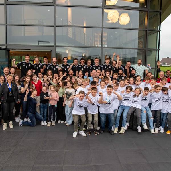 Die Sportlerinnen, Sportler und Mannschaften des Jahres 2022 im Kreis Euskirchen feierten ihre Erfolge mit den Vertretern der Redaktion und des Gastgebers, der Firma F&S concept, in Euskirchen.