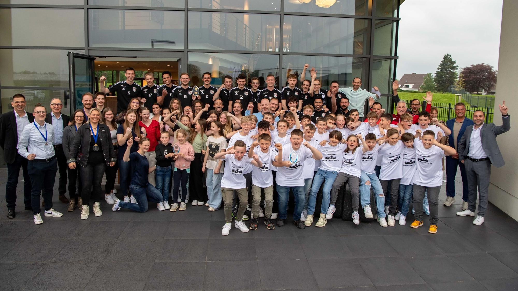 Die Sportlerinnen, Sportler und Mannschaften des Jahres 2022 im Kreis Euskirchen feierten ihre Erfolge mit den Vertretern der Redaktion und des Gastgebers, der Firma F&S concept, in Euskirchen.