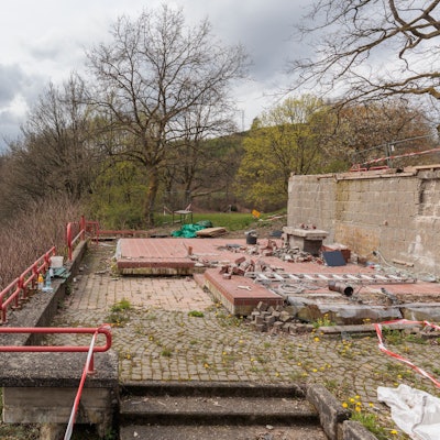 Dort, wo einst die Wasserrettungsstation der DLRG Bergneustadt stand, herrscht an der Aggertalsperre nun Leere.