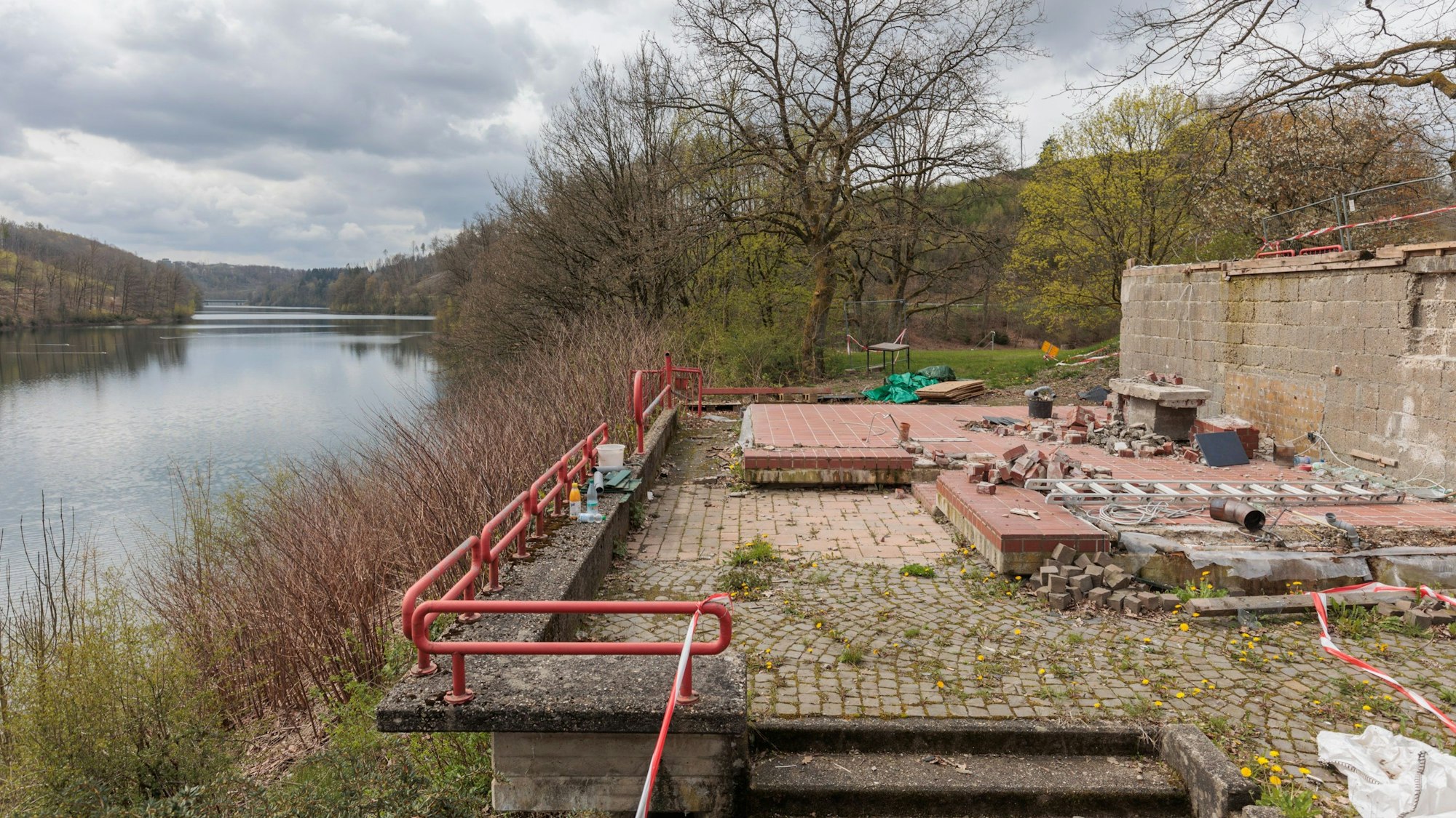 Dort, wo einst die Wasserrettungsstation der DLRG Bergneustadt stand, herrscht an der Aggertalsperre nun Leere.