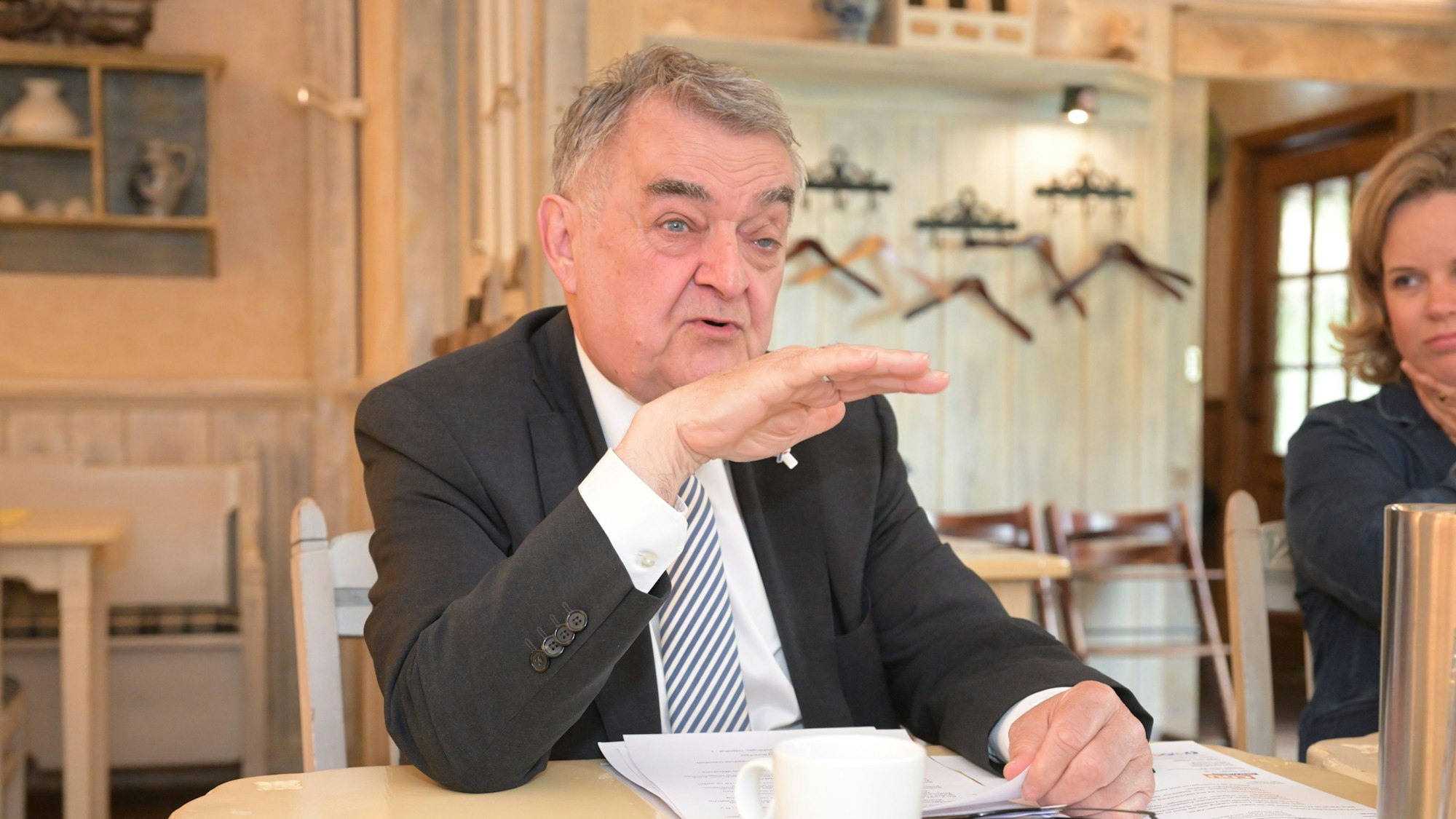 Herbert Reul im Gespräch über seine Zeit im Düsseldorf.