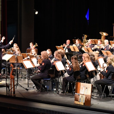 Holger Maurer dirigiert den Musikzug bei einem Konzert in Gummersbach.