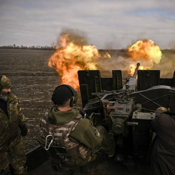 Ukrainische Soldaten feuern eine S60-Flugabwehrkanone in der Nähe von Bachmut ab. Offenbar gelingen den Ukrainern Geländegewinne rund um die umkämpfte Stadt. (Archivbild)