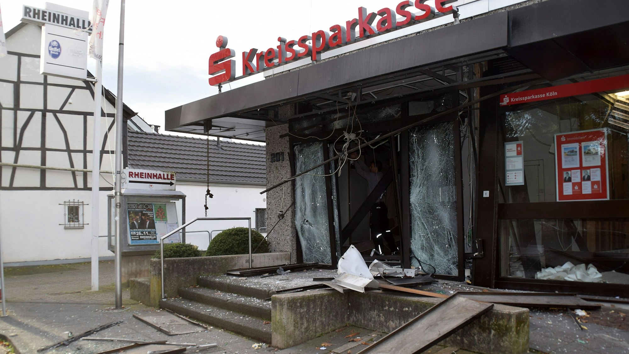 23. März 2023 Bornheim-Hersel. Am 8. November 2022 wurde der Geldautomat in der Herseler Filiale der Kreissparkasse Köln an der Rheinstraße gesprengt. Foto: Frank Engel-Strebel