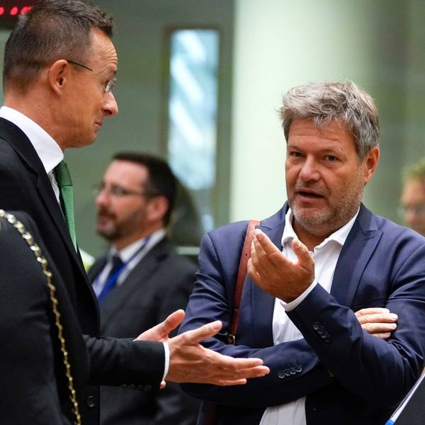 Robert Habeck (r, Bündnis 90/Die Grünen), Bundesminister für Wirtschaft und Klimaschutz, spricht mit dem ungarischen Außenminister Peter Szijjarto (l) während eines Treffens der EU-Energieminister in Brüssel am Freitag. (Archivbild)