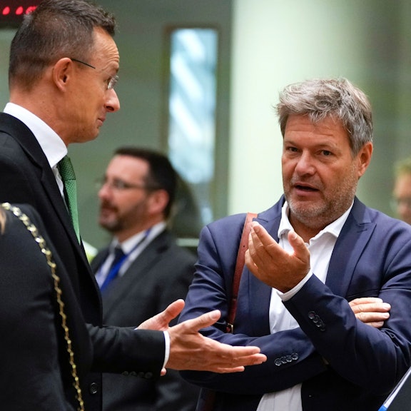 Robert Habeck (r, Bündnis 90/Die Grünen), Bundesminister für Wirtschaft und Klimaschutz, spricht mit dem ungarischen Außenminister Peter Szijjarto (l) während eines Treffens der EU-Energieminister in Brüssel am Freitag. (Archivbild)