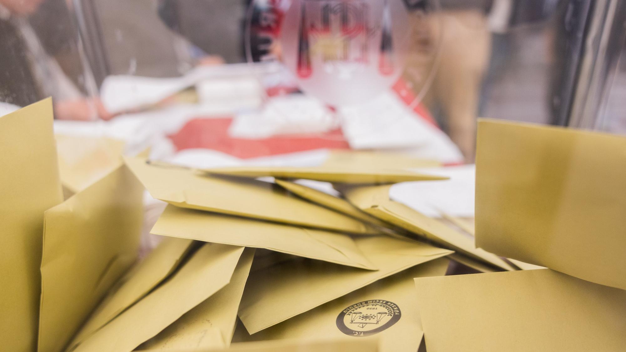 Hürth: Stimmzettel liegen im Türkischen Generalkonsulat bei der Parlaments- und Präsidentenwahl in der versiegelten Wahlurne. Türken im Ausland konnten bis zum 9. Mai für die Parlaments- und Präsidentenwahl in der Türkei abstimmen.