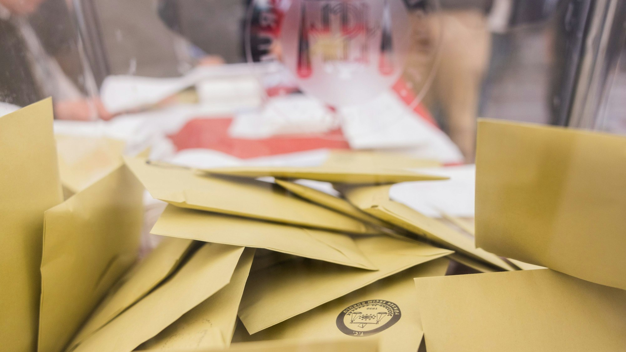 Hürth: Stimmzettel liegen im Türkischen Generalkonsulat bei der Parlaments- und Präsidentenwahl in der versiegelten Wahlurne. Türken im Ausland konnten bis zum 9. Mai für die Parlaments- und Präsidentenwahl in der Türkei abstimmen.