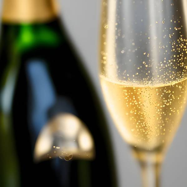 Ein Glas Champagner vor einer Champagner-Flasche. In Düsseldorf ist der Prozess um eine bestellte Riesen-Flasche zu Ende gegangen, ein angeklagter Restaurantgast muss die volle Summe zahlen. (Symbolbild)