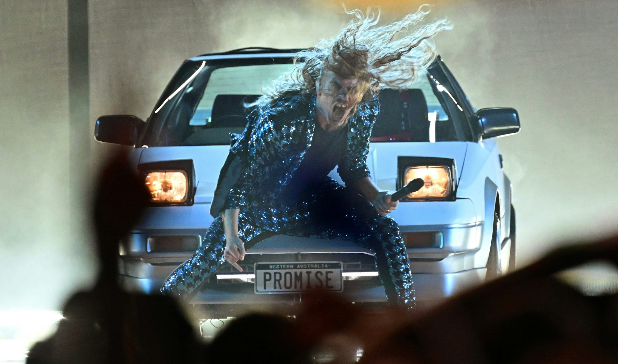 11.05.2023, Großbritannien, Liverpool: Frontmann Daniel «Nephil» Estrin der Band Voyager aus Australien tritt mit dem Song «Promise» während des zweiten Halbfinales beim 67. Eurovision Song Contest (ESC) in der M&S Bank Arena auf. Foto: Peter Kneffel/dpa +++ dpa-Bildfunk +++