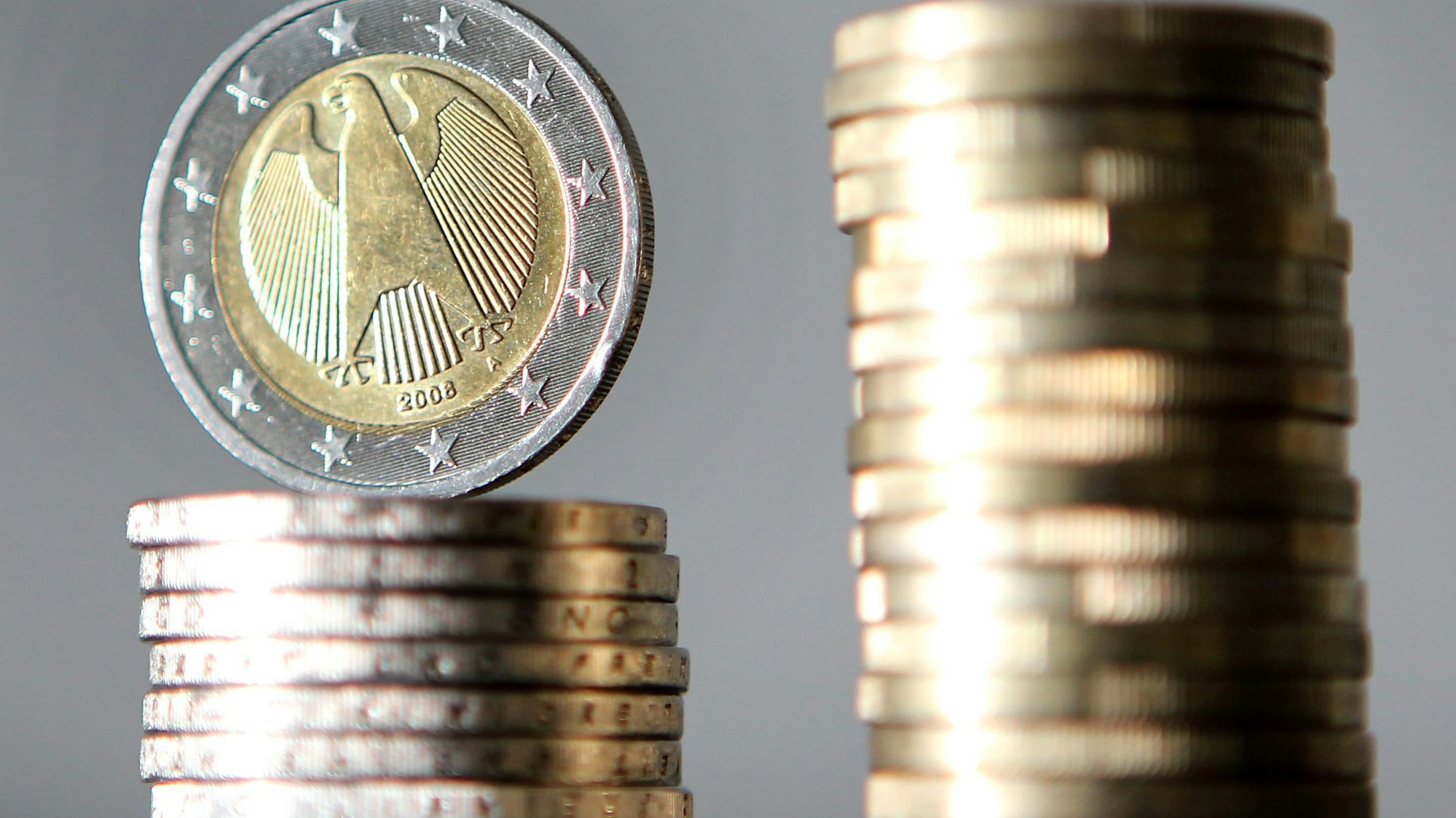 Euro-Münzen sind gestapelt.