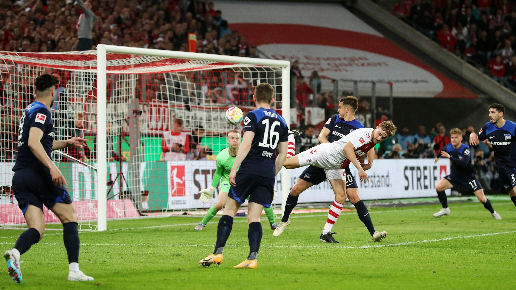 1.FC Köln vs. Hertha BSC Berlin, 32. Spieltag, 12.05.2023, 20.30 Uhr,Tor zum 4:2 durch Timo Hübers (1. FC Köln), Bild: Herbert Bucco