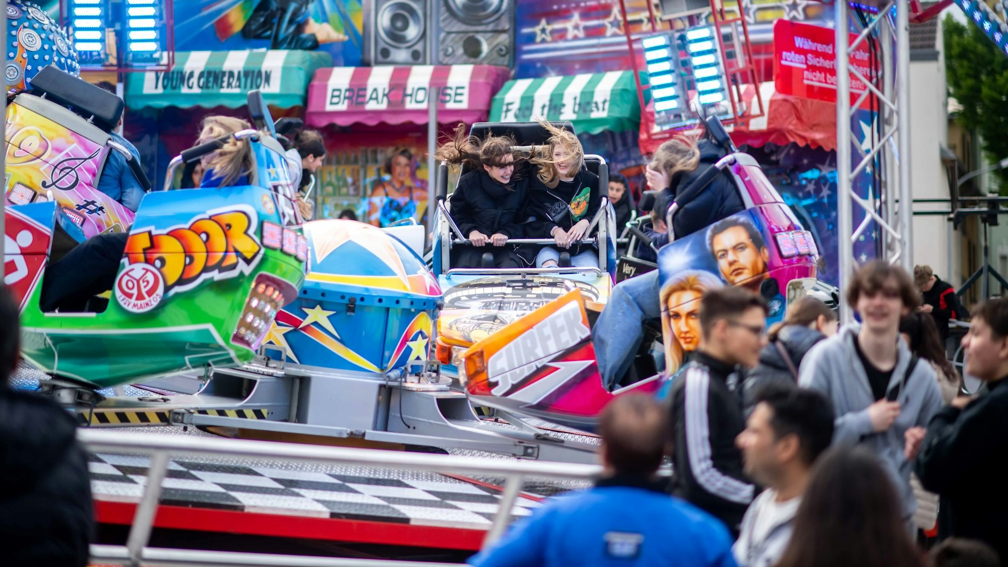 Bereits am Freitag strömten mehrere Tausend Besucher über den eineinhalb Kilometer langen Parcours zwischen Altem Markt und Charleviller Platz. Vor allem der Break Dance war beliebt.