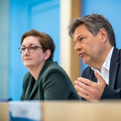 Robert Habeck (Bündnis 90/Die Grünen), Bundesminister für Wirtschaft und Klimaschutz, nimmt neben Klara Geywitz (SPD), Bundesministerin für Bau und Wohnen, an der Pressekonferenz zum Gebäudeenergiegesetz teil.