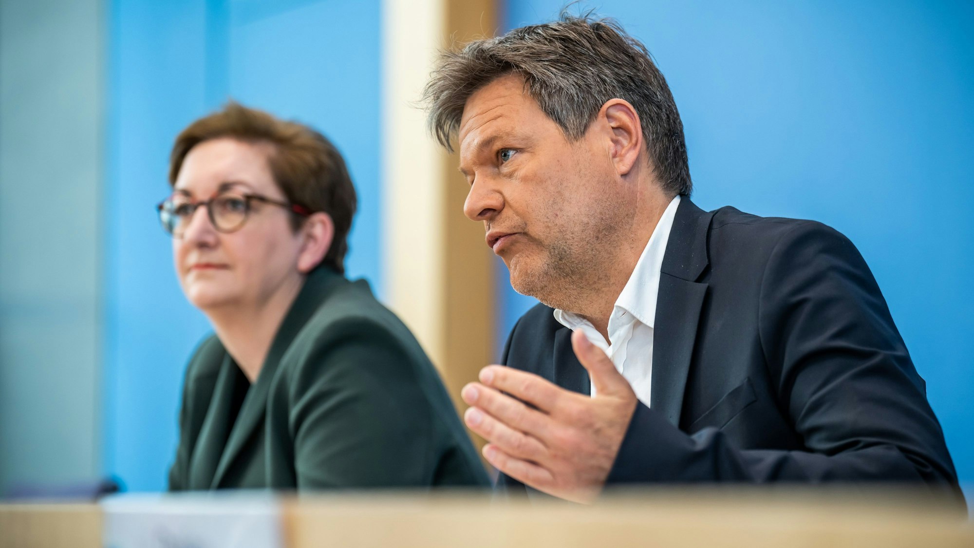 Robert Habeck (Bündnis 90/Die Grünen), Bundesminister für Wirtschaft und Klimaschutz, nimmt neben Klara Geywitz (SPD), Bundesministerin für Bau und Wohnen, an der Pressekonferenz zum Gebäudeenergiegesetz teil.