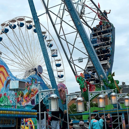 Das Archivbild zeigt eine große Schiffschaukel und im Hintergrund ein Riesenrad auf dem Charleviller Platz.