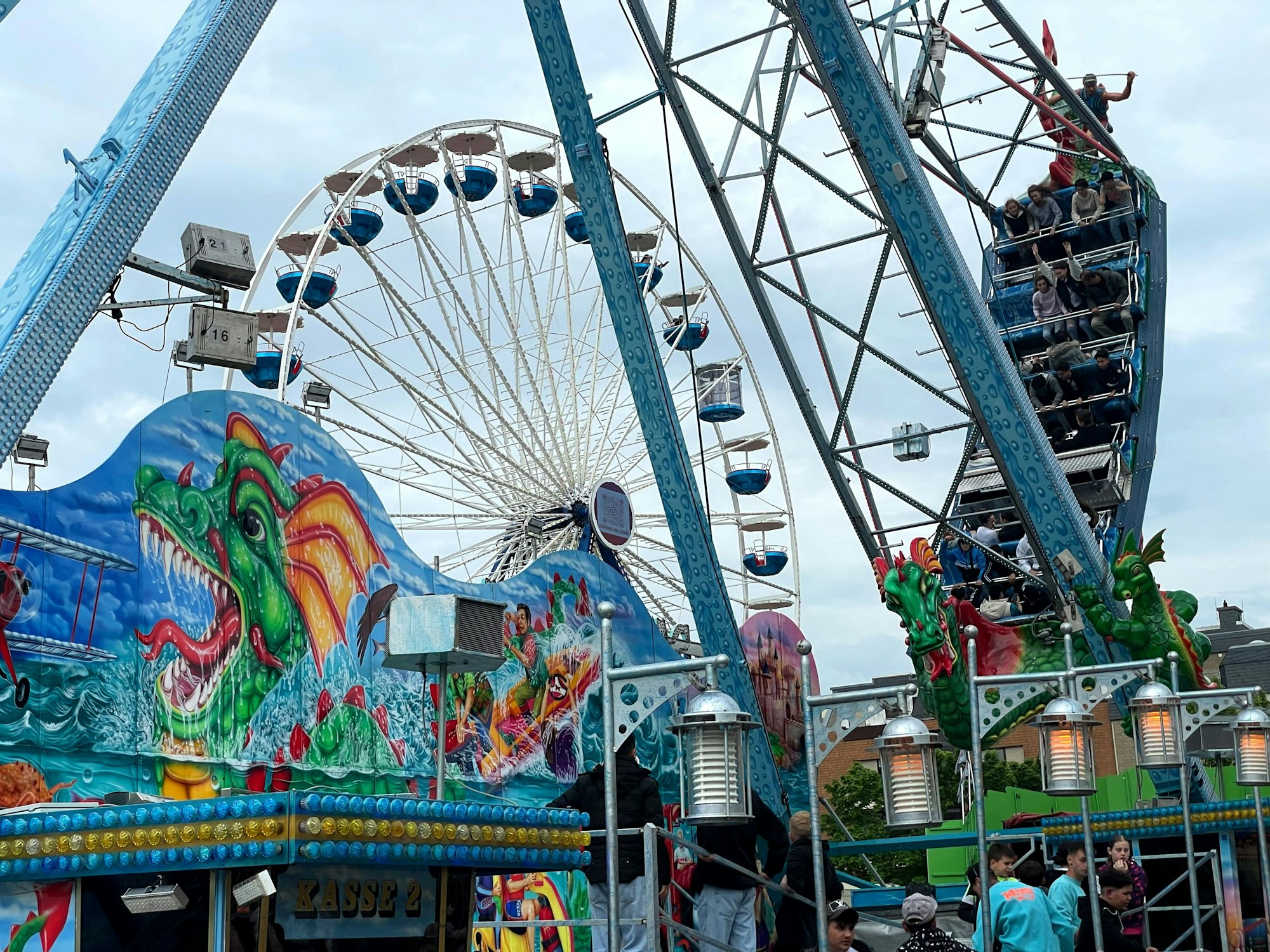 Während die Adrenalinjunkies im Nessy auf ihre Kosten kommen, geht es auf dem Riesenrad langsamer zu.