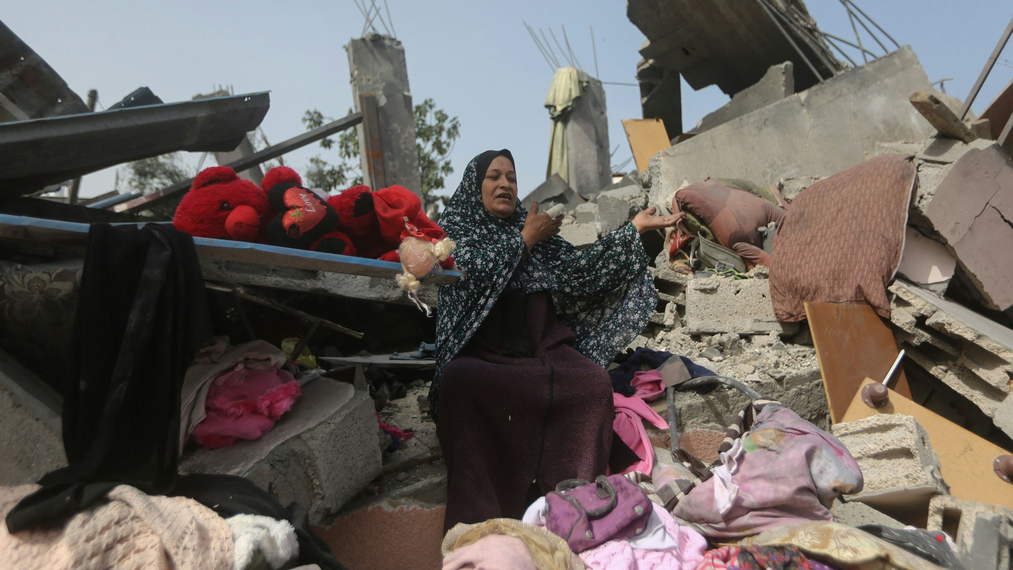 Eine Palästinenserin inspiziert ihr zerstörtes Haus nach israelischen Angriffen.