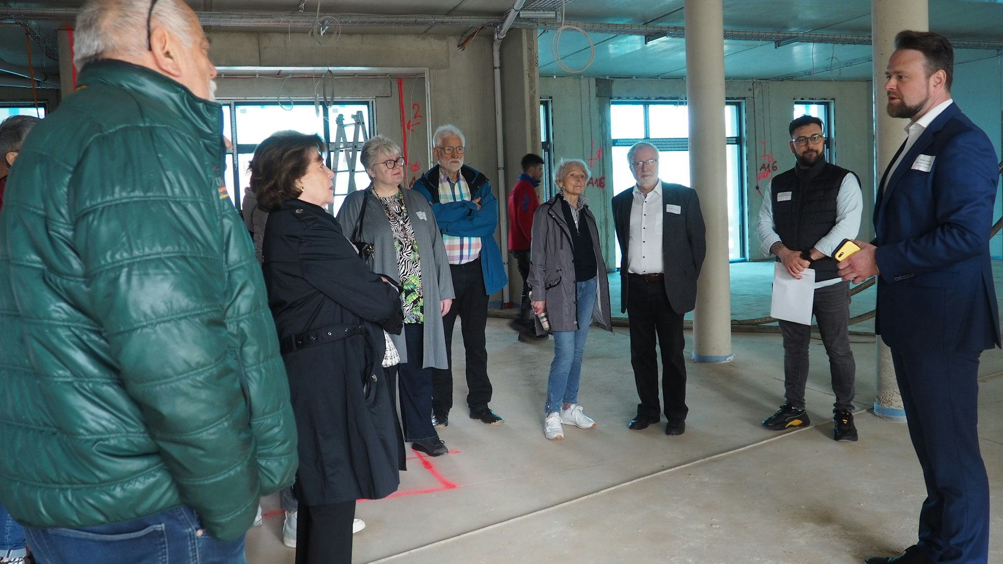 Bei der Führung mit Vertriebsleiter Sebastian Wanner bekamen die Gäste einen Eindruck von den Wohnungen und dem Umfeld.